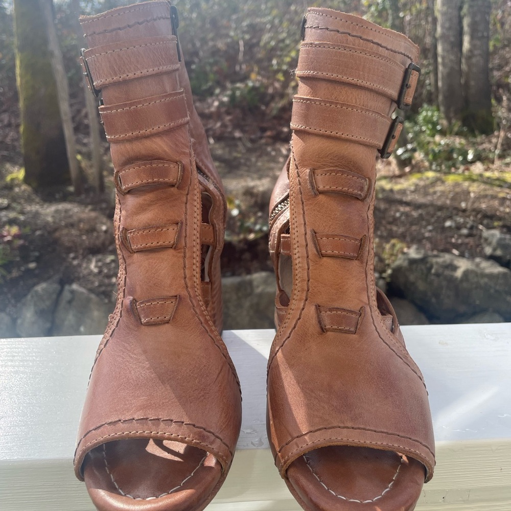 Women's Tan Cutout Block Heel Sandals - Picture 7 of 9